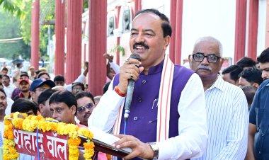 प्रयागराज में उपमुख्यमंत्री केशव प्रसाद मौर्य ने "शहीद वॉल" पर अर्पित किए श्रद्धासुमन