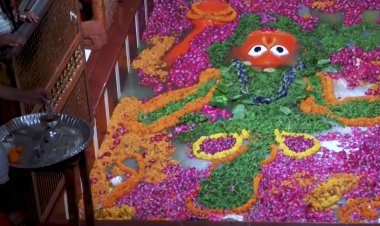 प्रयागराज में आध्यात्म और प्रकृति का अद्भुत संगम: मां गंगा ने कराया विश्व प्रसिद्ध बड़े हनुमान जी महाराज को स्नान