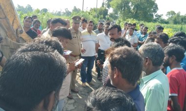 बच्चों से भरी स्कूल बस पलटी, एक दर्जन बच्चे घायल