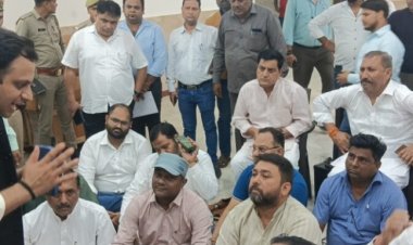 सम्पत्ति कर में बढ़ोत्तरी प्रस्ताव के निरस्त के बाद भी बिल होने से नाराज पार्षद निगम मुख्यालय में धरने पर बैठे