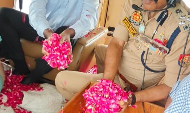 गाजियाबाद: डीएम व एडीसीपी ने कावड़ियों पर की पुष्पवर्षा