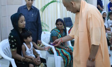 एक-एक पीड़ित के पास पहुंचे सीएम योगी, सुनीं समस्याएं