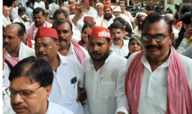 पुलिस उत्पीड़न के खिलाफ सपा का हल्ला बोल, कचहरी तक पैदल मार्च कर किया प्रदर्शन