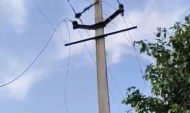 विद्यालय के ऊपर से गुजरी हाई टेंशन लाइन का तार टूट कर गिरा