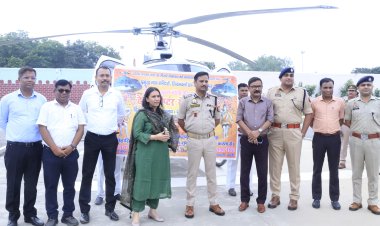 तीसरे सोमवार को नाथ नगरी में आस्था का आसमानी उत्सव, हेलीकॉप्टर से हुई पुष्पवर्षा