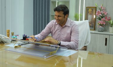 नव नियुक्त जिलाधिकारी रविन्द्र कुमार मांदड़ ने चार्ज संभाला, दूधेश्वरनाथ मंदिर में रूद्राभिषेक कर लिया आशीर्वाद