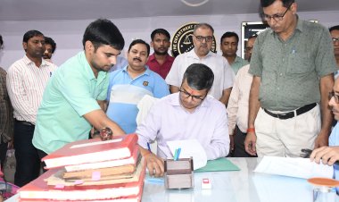 प्रयागराज: नव-नियुक्त जिलाधिकारी मनीष कुमार वर्मा ने संभाला कार्यभार