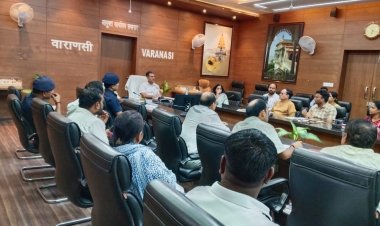 वाराणसी: गंगा और वरुणा नदी में उफान, बाढ़ की आशंका को लेकर मंडलायुक्त ने की आपात बैठक