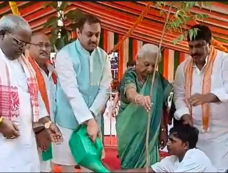 बाराबंकी में राज्यपाल ने किया पौधारोपण