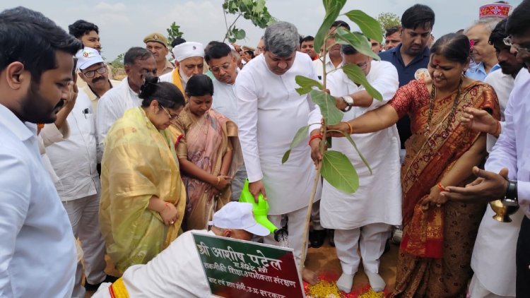 पौधरोपण कार्यक्रम में मंत्री आशीष पटेल व अधिकारियों ने किया पौधरोपण