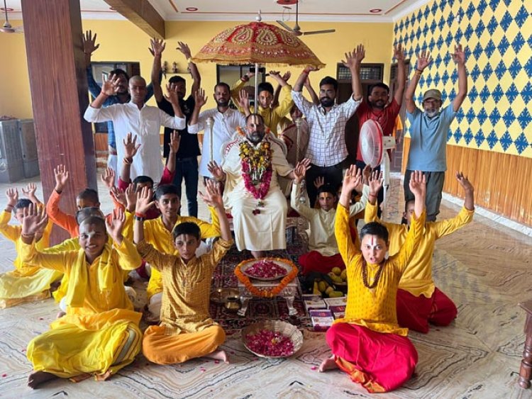 राज्य सूचना आयुक्त पीएन द्विवेदी ने गुरुदेव से लिया आशीर्वाद