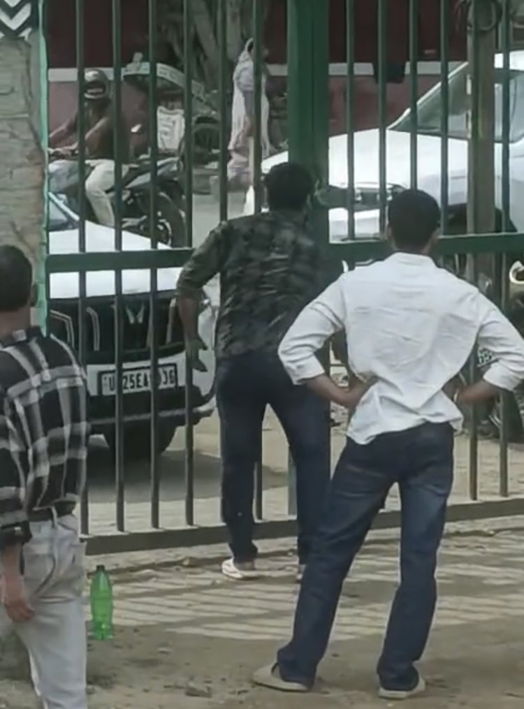 कॉलेज में मनबढ़ युवक मेनगेट का ताला तोड़ा, एफआईआर दर्ज