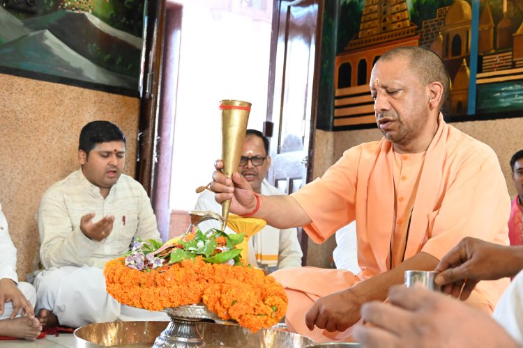 सावन के प्रथम दिवस पर सीएम योगी ने किया भव्य रुद्राभिषेक, प्रदेशवासियों के सुख-समृद्धि की कामना