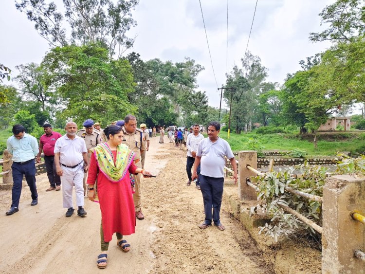 कांवड़ियों की सुरक्षा पर डीएम सख्त: अधूरे पुल पर जताई नाराजगी