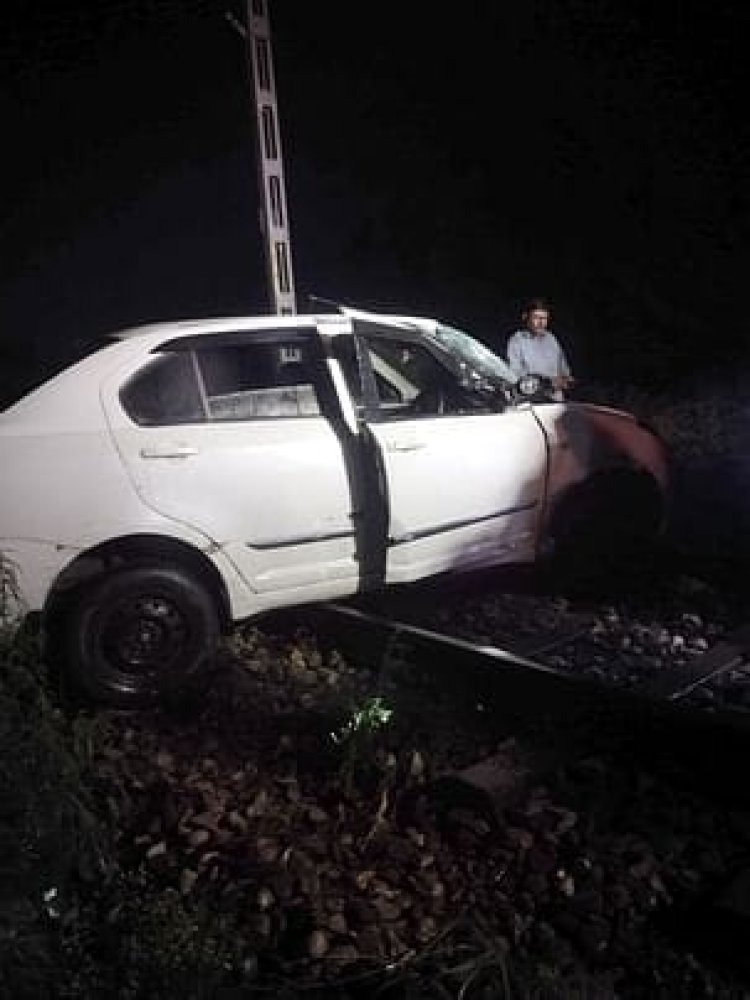 बिजनौर में बाल-बाल बचा बड़ा हादसा: रेलवे ट्रैक पर फंसी कार से मालगाड़ी टकराई, इमर्जेंसी ब्रेक ने बचाई जान