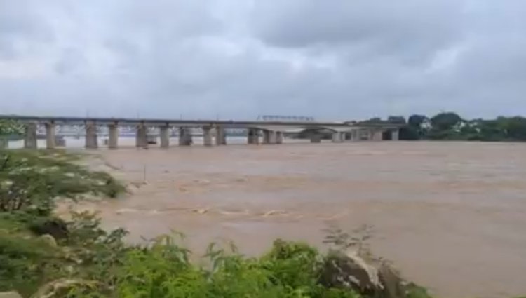 बुंदेलखण्ड में बाढ़ का खतरा: मंदाकिनी के बाद केन नदी ने भी पार किया लाल निशान, 40 से अधिक गांव चपेट में