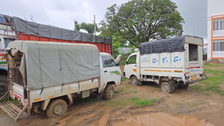 मालवाहक में मासूमों की जान से खिलवाड़! मीरजापुर में एआरटीओ की दबिश से हड़कम्प, तीन वाहन सीज, बच्चों को सुरक्षित पहुंचाया स्कूल