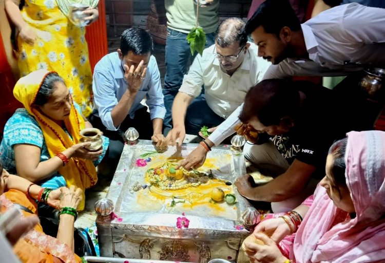 कानपुर में बाबा वनखंडेश्वर मंदिर में उमड़ा शिव भक्तों का सैलाब, सावन के शु अवसर पर विशेष पूजा-अर्चना