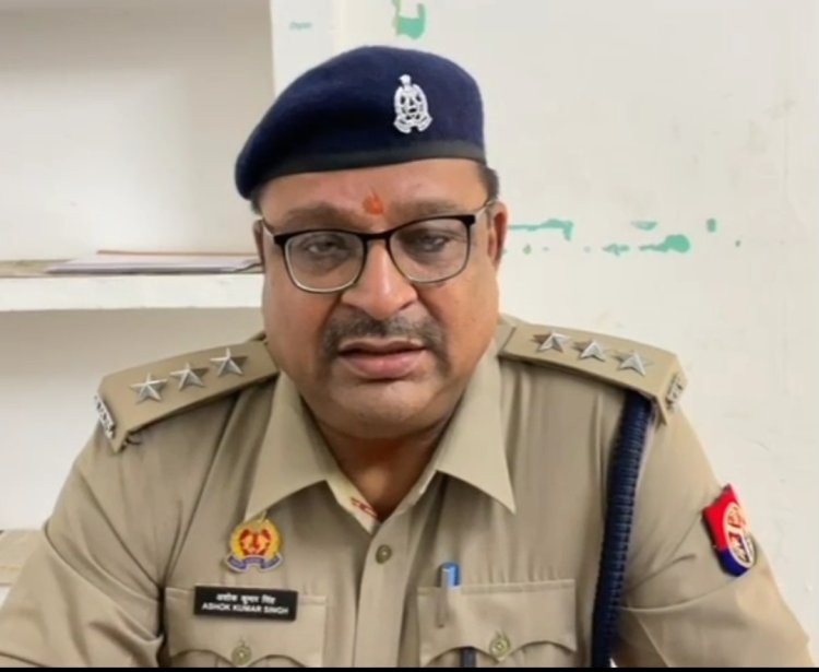 मीरजापुर: डॉ. अंबेडकर की प्रतिमा क्षतिग्रस्त करने से हड़कंप, पुलिस ने संभाली स्थिति, नई मूर्ति की स्थापना शुरू