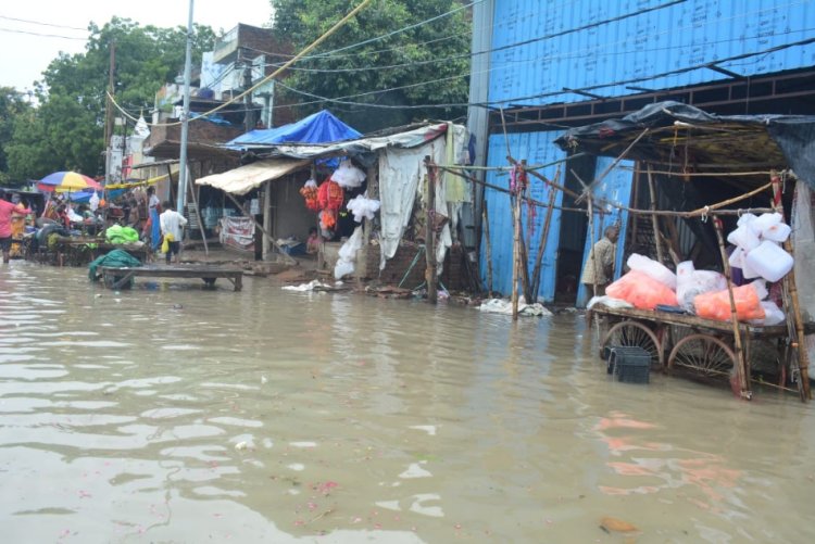 प्रयागराज में बाढ़ की आहट, सक्रिय हुआ प्रशासन, कई गांव में पहुंचा पानी