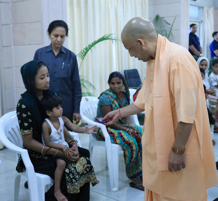 एक-एक पीड़ित के पास पहुंचे सीएम योगी, सुनीं समस्याएं