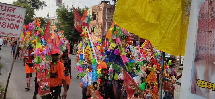 तिरंगा लहराते हुए मुरादाबाद से होकर गुजरे बरेली, रामपुर, बदायूं के कांवड़ बड़े