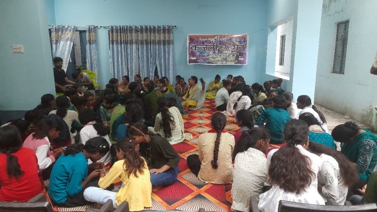 वाराणसी: हरियाली तीज पर कजली उत्सव मना,महिलाओं ने मेंहदी और महावर रचाया