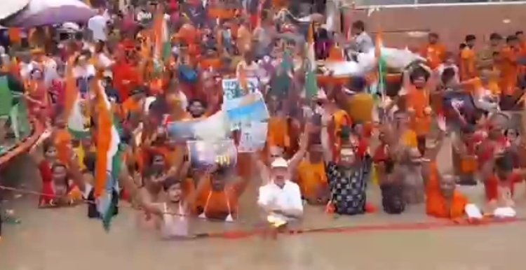 गंगा आरती कर निर्मलीकरण का नारा बुलंद किया