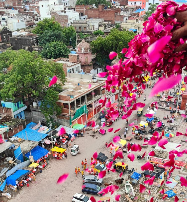 विश्व प्रसिद्ध संगम नगरी में कांवड़ यात्रियों के ऊपर की गई पुष्प वर्षा