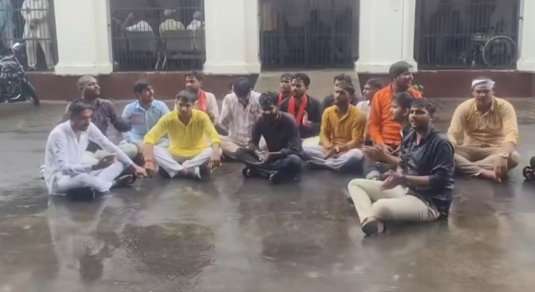 डीएम के व्यवहार से नाराज एबीवीपी कार्यकर्ता बारिश में पढ़ने लगे हनुमान चालीसा