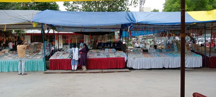 प्रयागराज संगम नगरी में सज गया राखी बाजार, भाभियों के लिए लुम्बा राखी भी क्रेज में