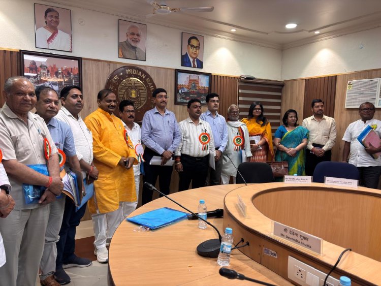 रेलवे स्टेशनों पर यात्रियों की असुविधाओं को डीआरएम के समक्ष रखा