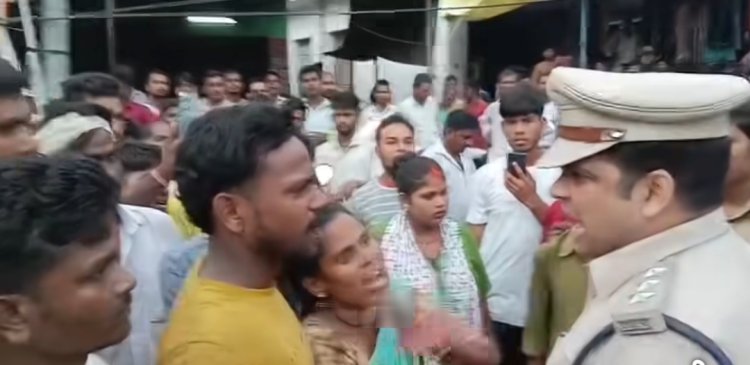 बलिया में मुआवजे के लिए जाम लगा रही भीड़ पर पुलिस ने भांजी लाठियां