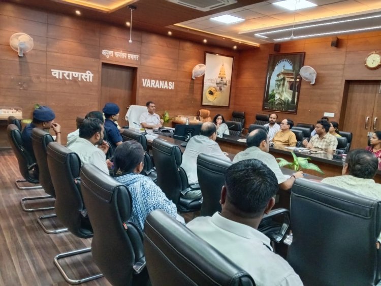 वाराणसी: गंगा और वरुणा नदी में उफान, बाढ़ की आशंका को लेकर मंडलायुक्त ने की आपात बैठक