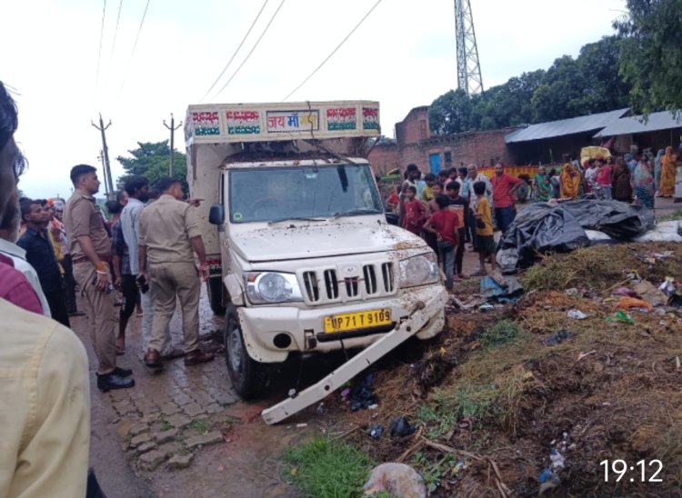 लोडर ने गुमटी में मारी टक्कर, एक की मौत व दाे घायल