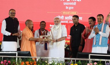 वाराणसी: मुख्यमंत्री योगी ने प्रधानमंत्री को भेंट किया जीआई क्राफ्ट निर्मित शिवलिंग