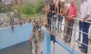 लखनऊ: कुकरैल नाले में तेज बहाव से बह गया बच्चा, गोताखोर तलाश में जुटे