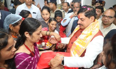 उज्जैन: मुख्यमंत्री डॉ यादव ने लाड़ली बहनों से राखी बंधवाई