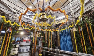 सावन मास के आखिरी सोमवार पर श्री काशी विश्वनाथ के दरबार में शिवभक्तों पर पुष्पवर्षा