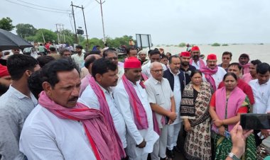 प्रयागराज: बाढ़ पीड़ितों से मिलकर सपाइयाें ने बांटा दर्द, लगाया लापरवाही का आरोप