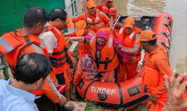 बलिया : बाढ़ में फंसे शहरी इलाके के सैकड़ों लोगों को एनडीआरएफ ने बचाया