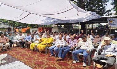 अभियंताओं के समर्थन में जूनियर इंजीनियरों का हल्ला बोल