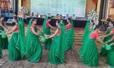 कजरी गीतों पर झूमी छात्राएं, हुई मेहंदी प्रतियोगिता