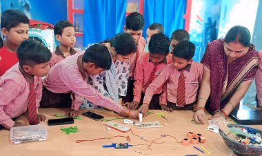 प्राथमिक विद्यालय अमखेड़ा में बच्चों ने बहनों के लिए बनाए रक्षा सूत्र