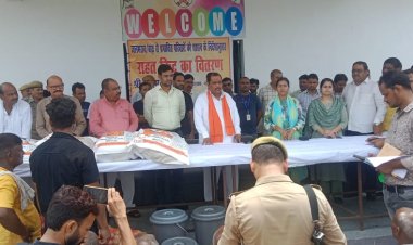 विधायक के साथ जिला प्रशासन ने बाढ़ प्रभावितों को वितरित की राहत किट