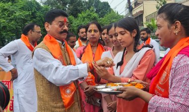 रक्षा बंधन पर गोपाल राय को 51 बहनों ने बांधी राखी