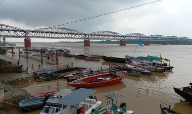 वाराणसी में गंगा नदी की बाढ़ से प्रभावित इलाकों में संकट बरकरार