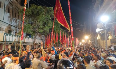 बलिया में गाजे-बाजे के साथ निकला महावीरी झंडा जुलूस