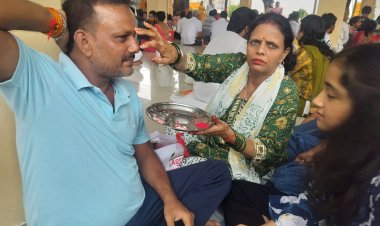 सलाखों के बीच बंधा रिश्ता: जेल में बंद भाइयों की कलाई पर राखी बांधने पहुंची बहनों की आंखें हुई नम