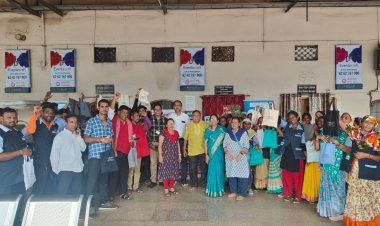 रायपुर रेलवे स्‍टेशन में सफाई कर्मियों को कपड़े की थैली वितर‍ित